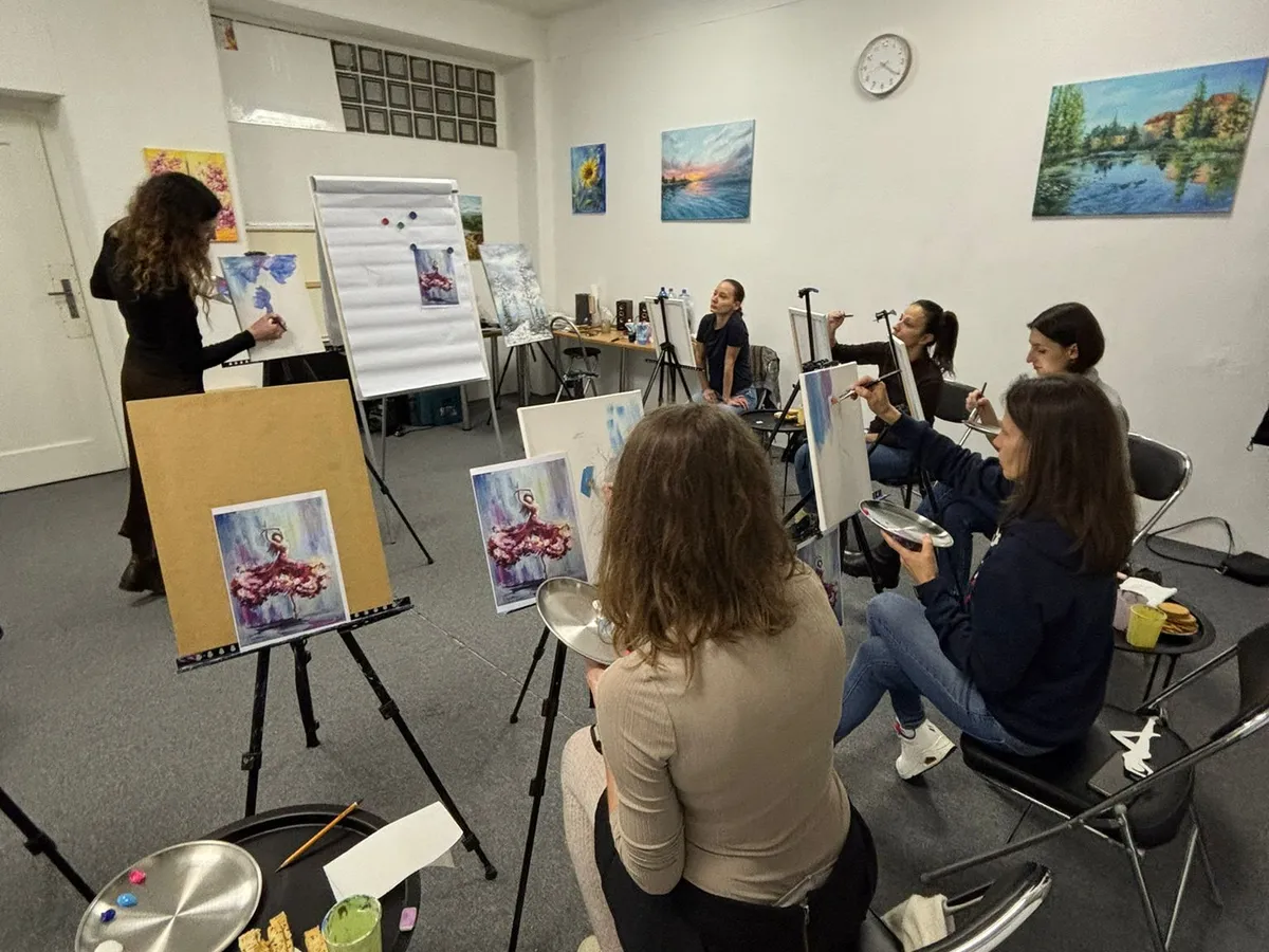 Ateliér počas hodiny praktických kurzov maľby a kreslenia v Košiciach